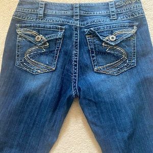 Silver jeans. Skinny jeans are out !